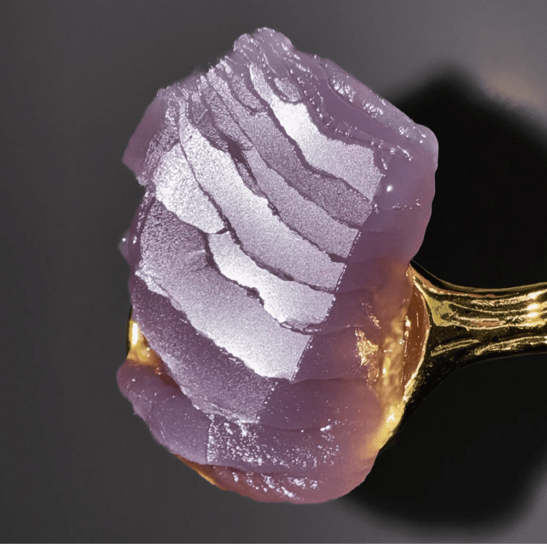 Nightbloom von La Belle Lune – vegane, tierversuchsfreie Naturkosmetik - samtige Textur in Nahaufnahme North Glow