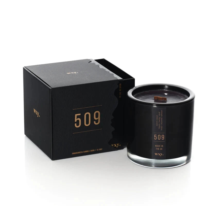 Schwarze wxy. Kerze 509 mit Verpackung vor weißem Hintergrund