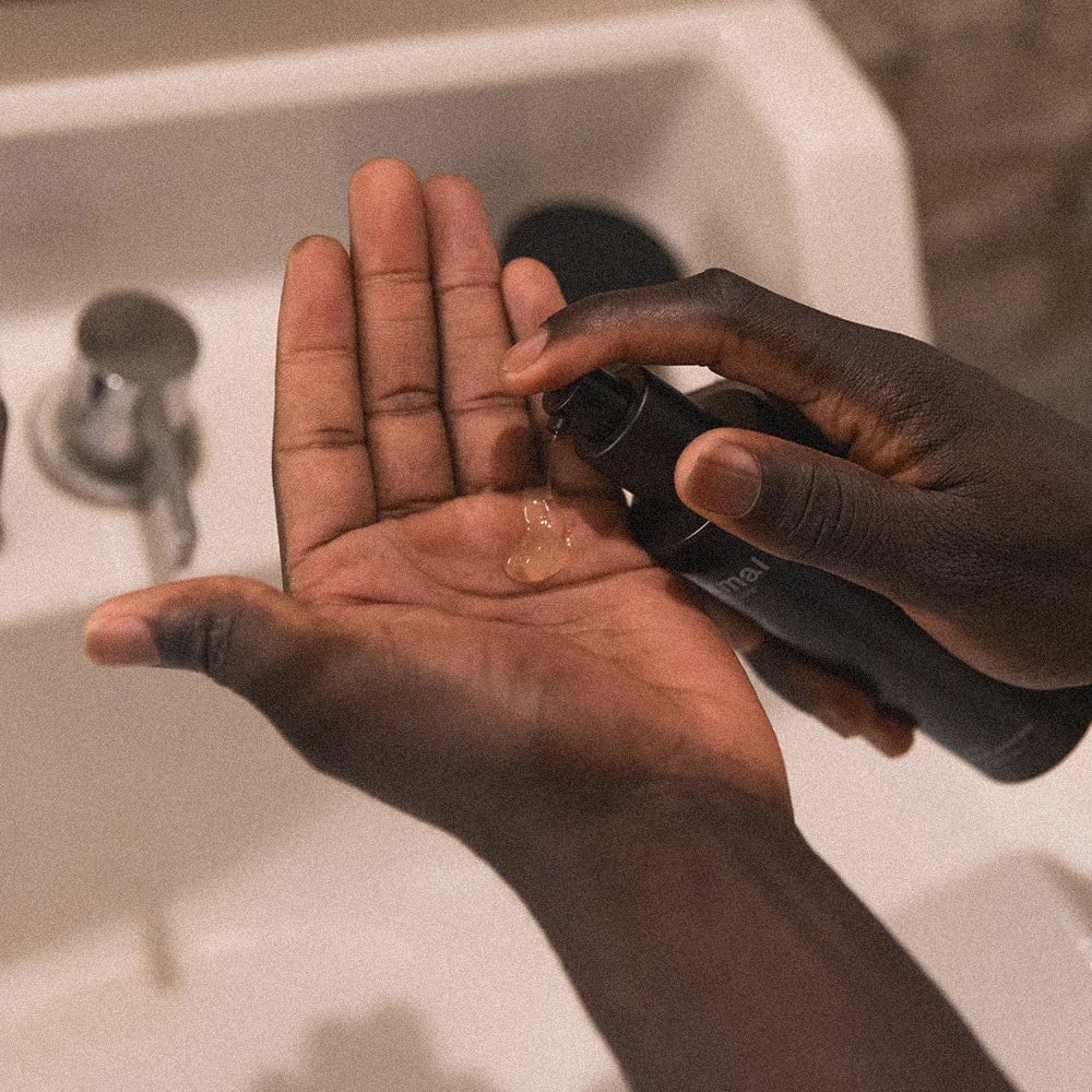 veganer Cleanser in der täglichen Hautpflegeroutine für Männer