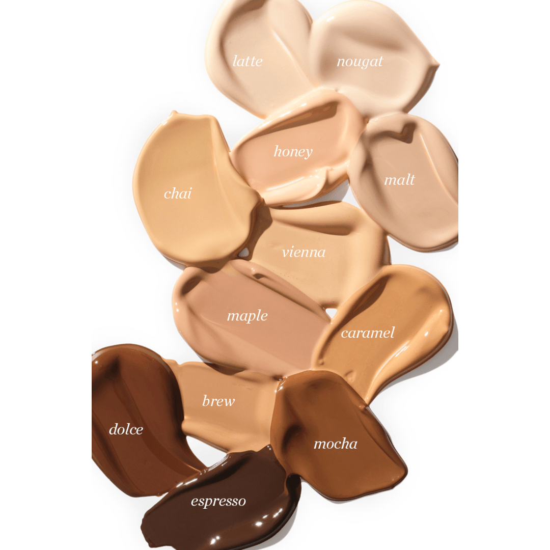 Verschiedene Farben der Ere Perez Oat Milk Foundation mit Beschriftung auf weißem Untergrund. North Glow