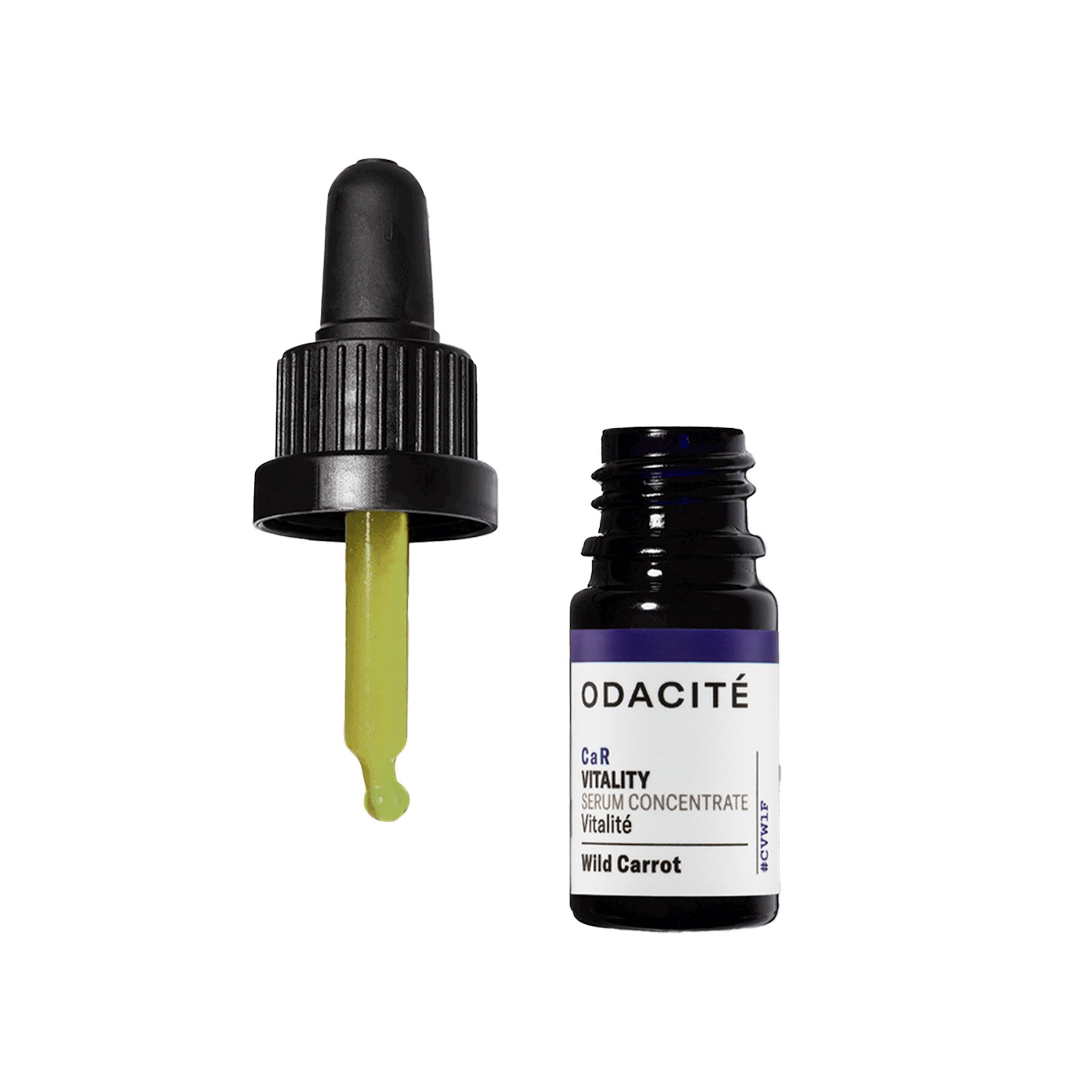 Odacité CaR Vitality Serum Concentrate mit geöffneter Pipette und grünem Gesichtsöl auf weißem Hintergrund