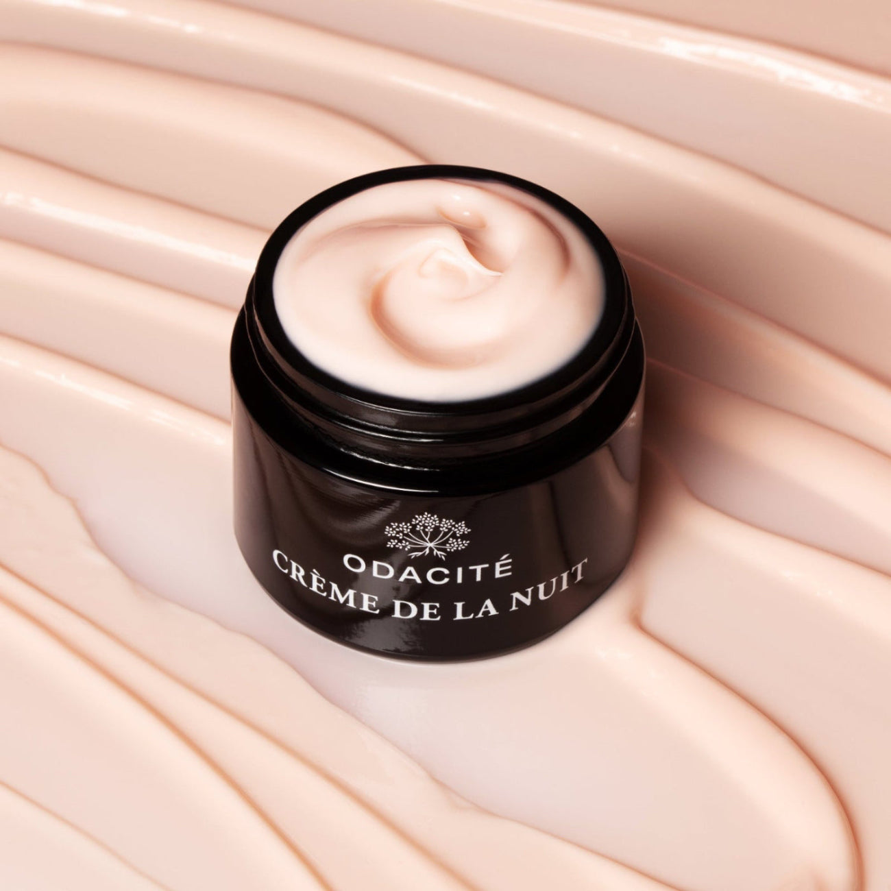 Detailaufnahme der cremigen Textur der Odacité Crème de la Nuit Night Cream im geöffneten Tiegel