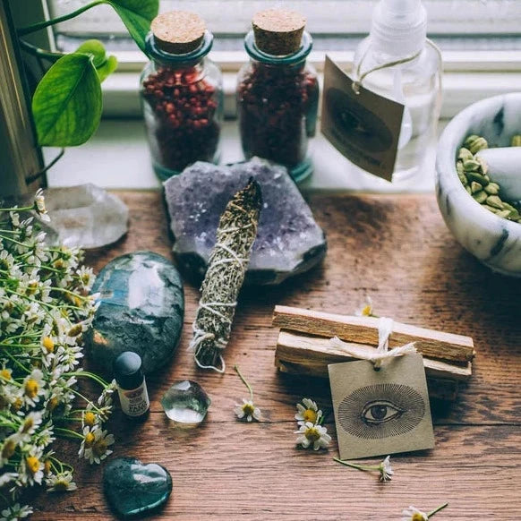 ANIMA MUNDI Palo Santo Hölzer mit Kräutern auf Holztisch