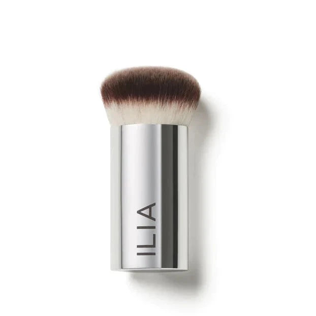 ILIA Perfecting Buff Brush vor weißem Hintergrund