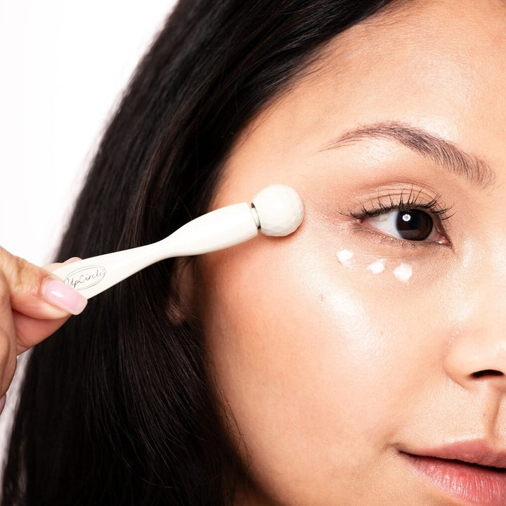 Plastikfreier UpCircle-Augenroller gegen dunkle Augenringe + geschwollene Augen