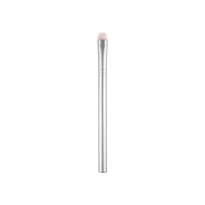 Powder Eye Shadow Brush von RMS vor weißem Hintergrund.