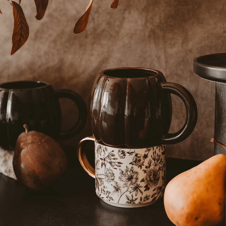 Brauner Keramikbecher in Kürbisform – Sweet Water Decor Pumpkin Mug auf Holztisch- Spülmaschinenfest