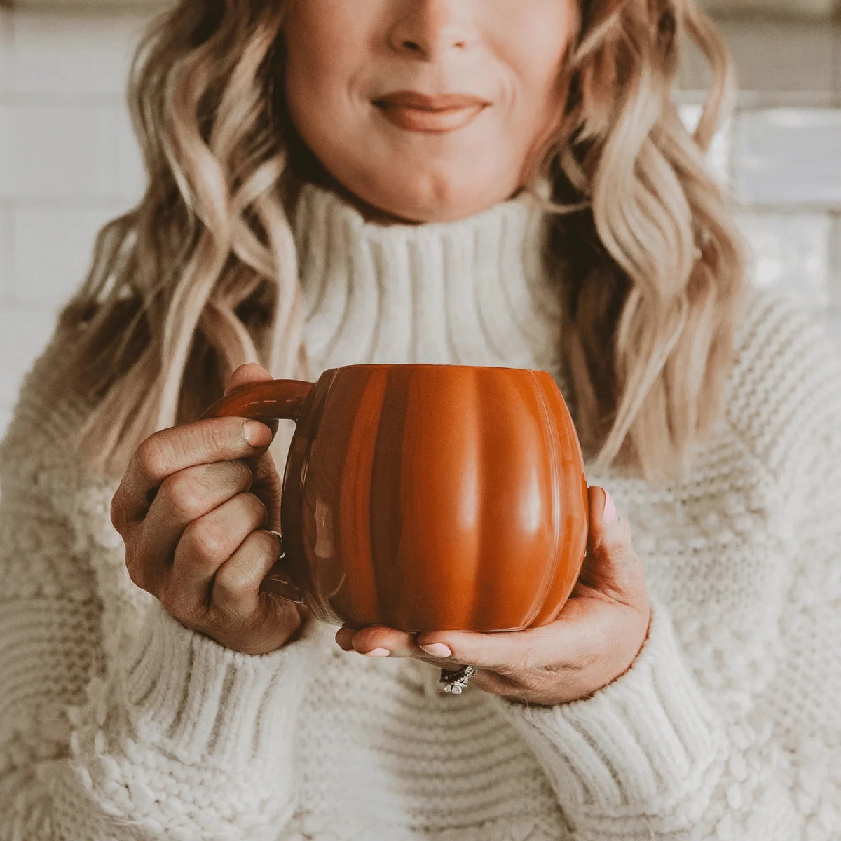 Hand hält herbstliche Kaffeetasse in Kürbis-Optik - Sweet Water Decor Pumpkin Coffee Mug
