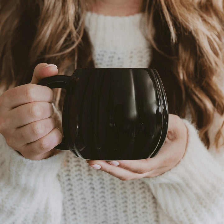 Elegante schwarze Herbsttasse mit strukturiertem Kürbisdesign von Sweet Water Dekor