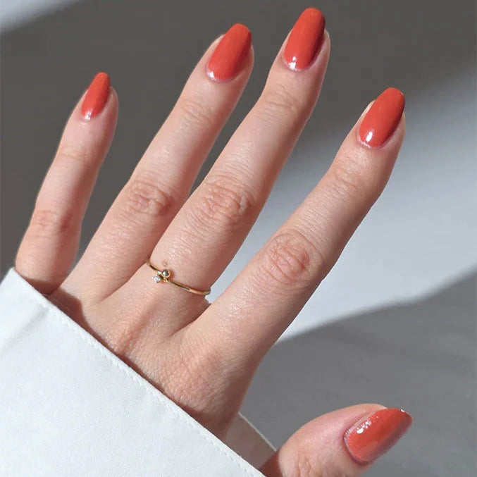 Hand mit Nagellack Pumpkin Pie von Nailberry.