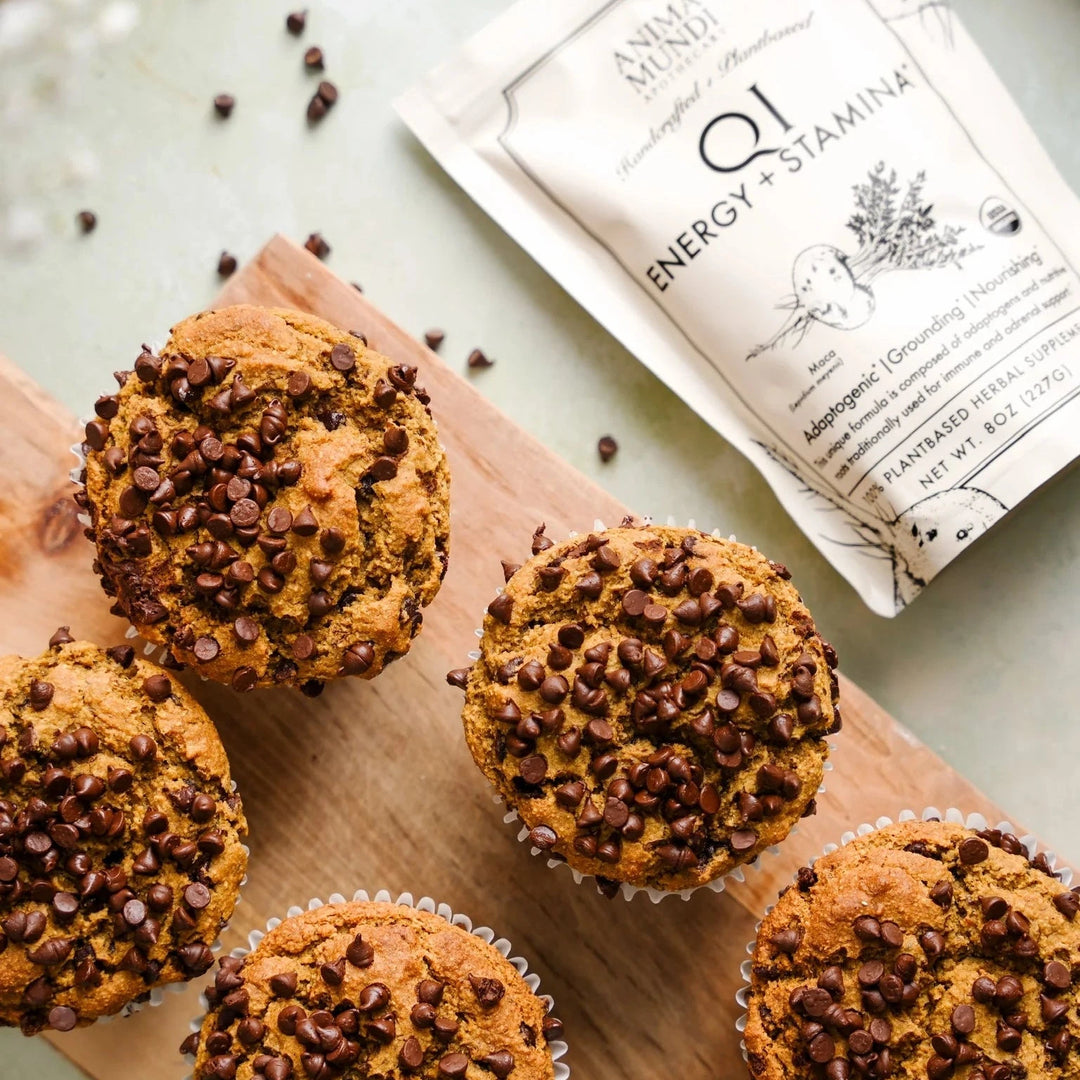 Hausgemachte Muffins mit Qi + Stamina Pulver – gesunde Snack-Alternative mit adaptogenen Pflanzenstoffen. North Glow