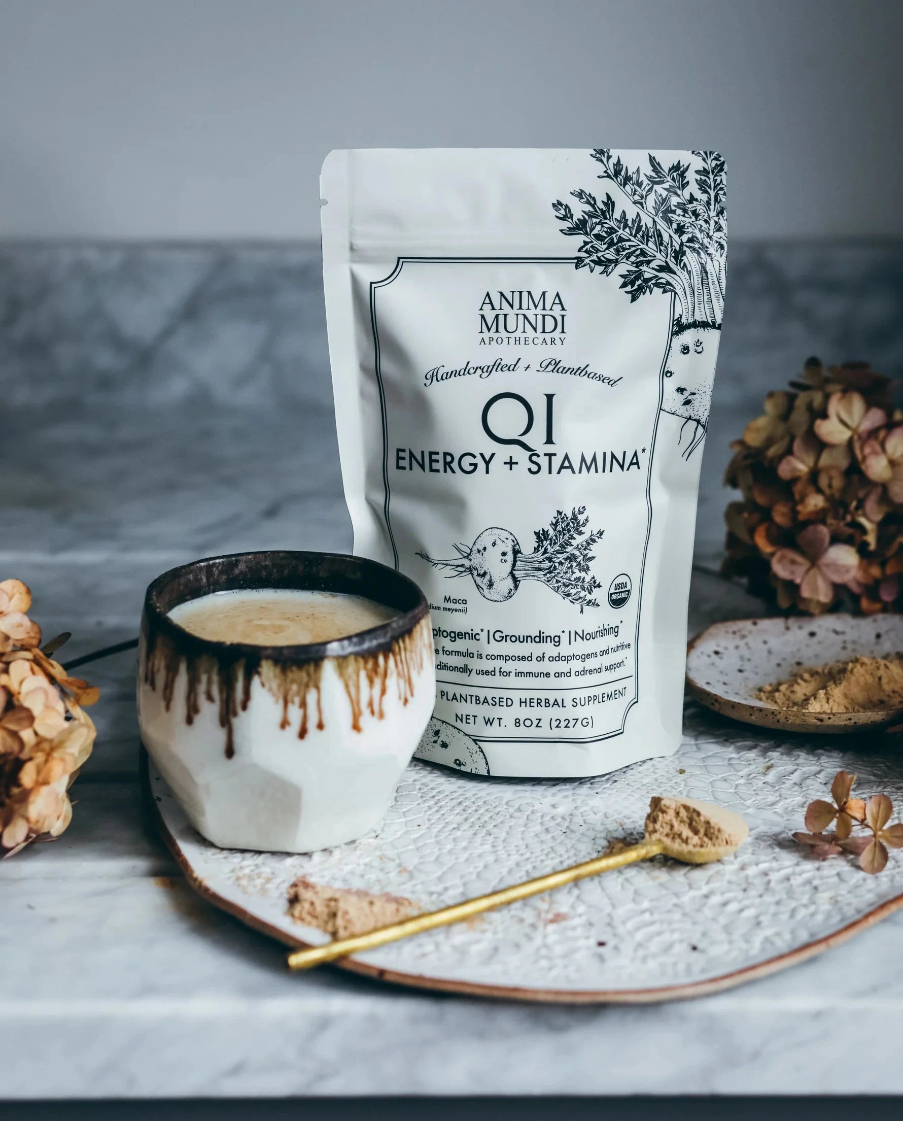 Zubereitung eines Qi + Stamina Smoothies – 1 Esslöffel in pflanzliches Getränk eingerührt.