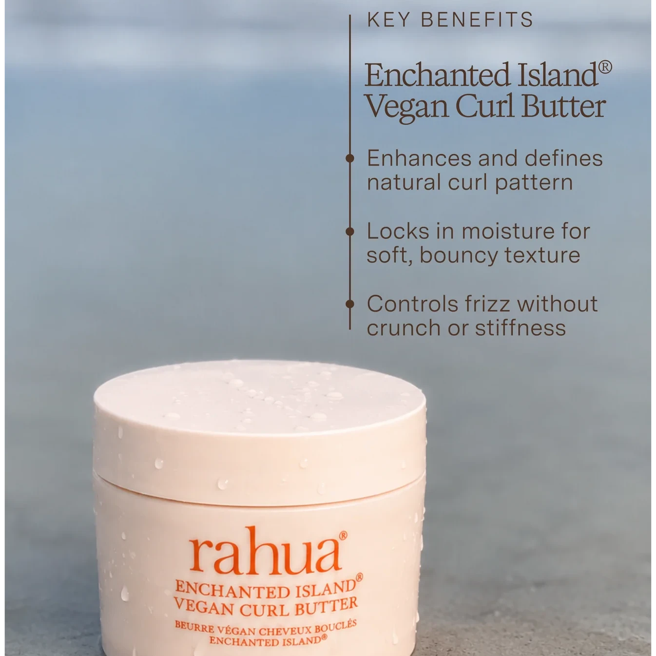 rahua Enchanted Island Vegan Curl Butter am Strand mit Infos.