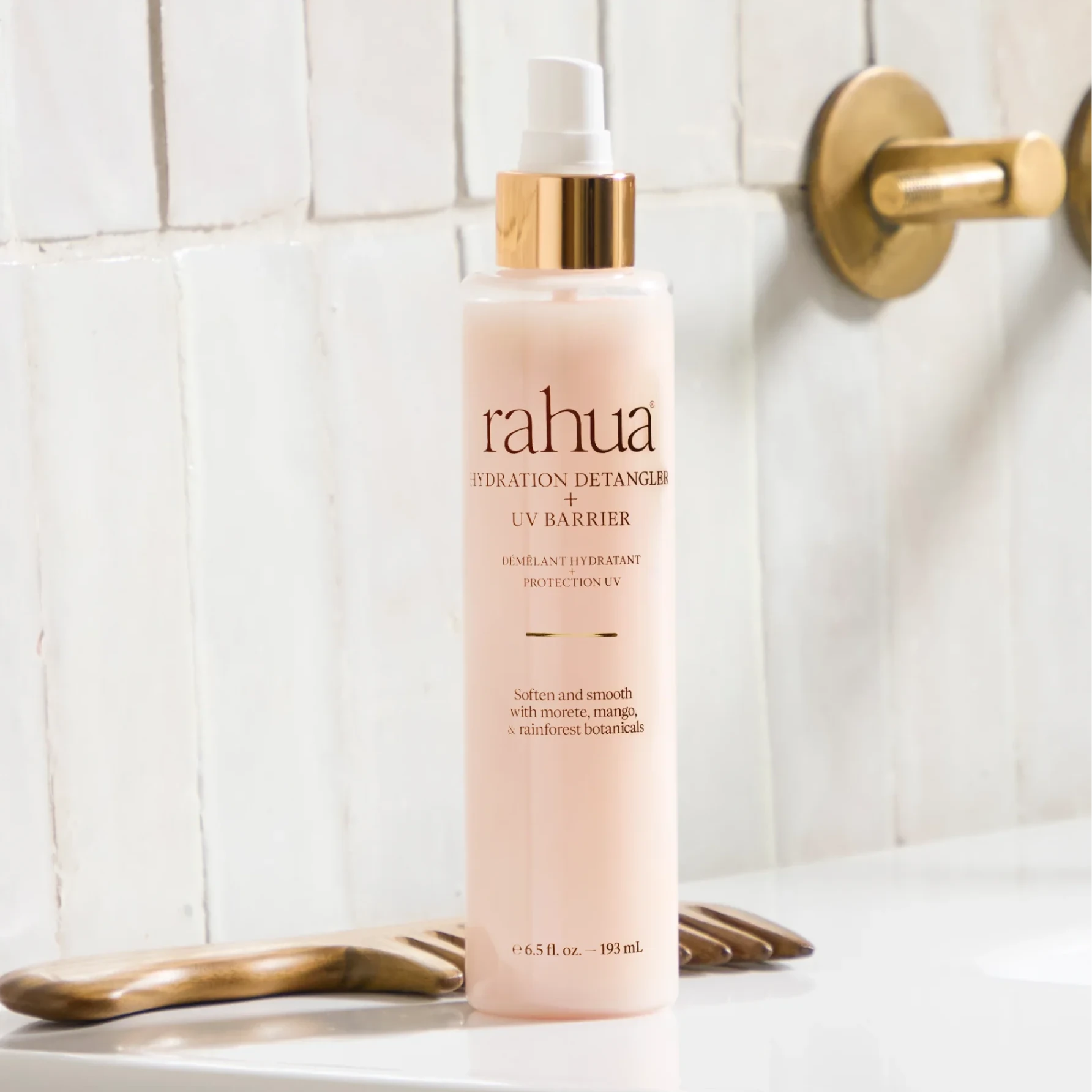 rahua Hydration Detanger + UV Barrier in schöner Atmosphäre in einem Bad.