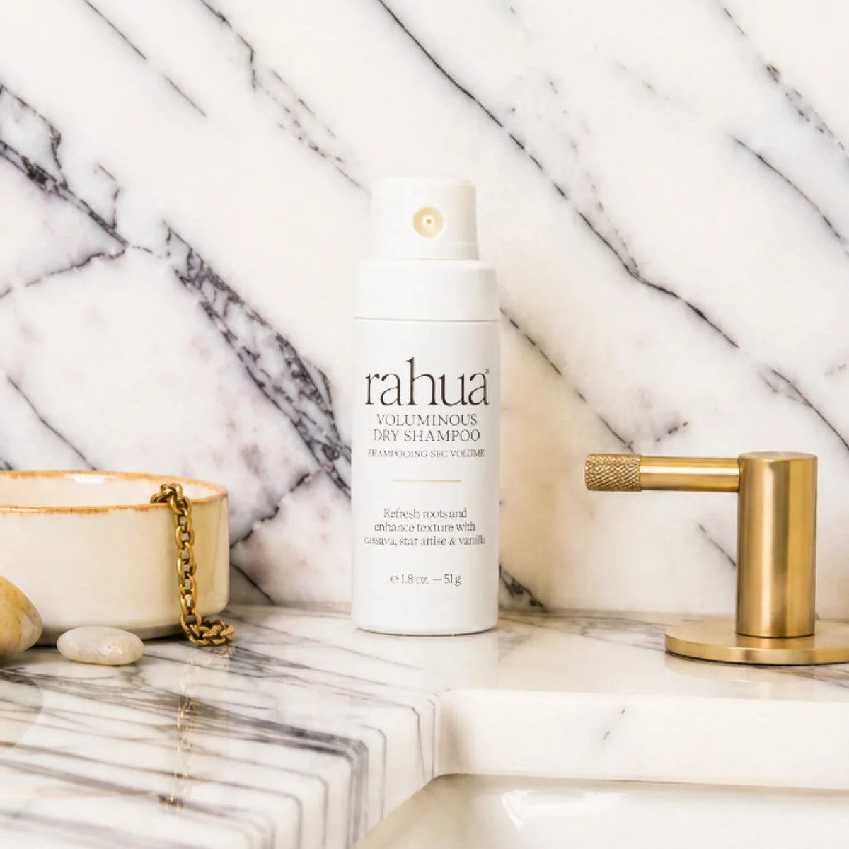rahua Voluminous Dry Shampoo, Mood-Bild in Badezimmer.