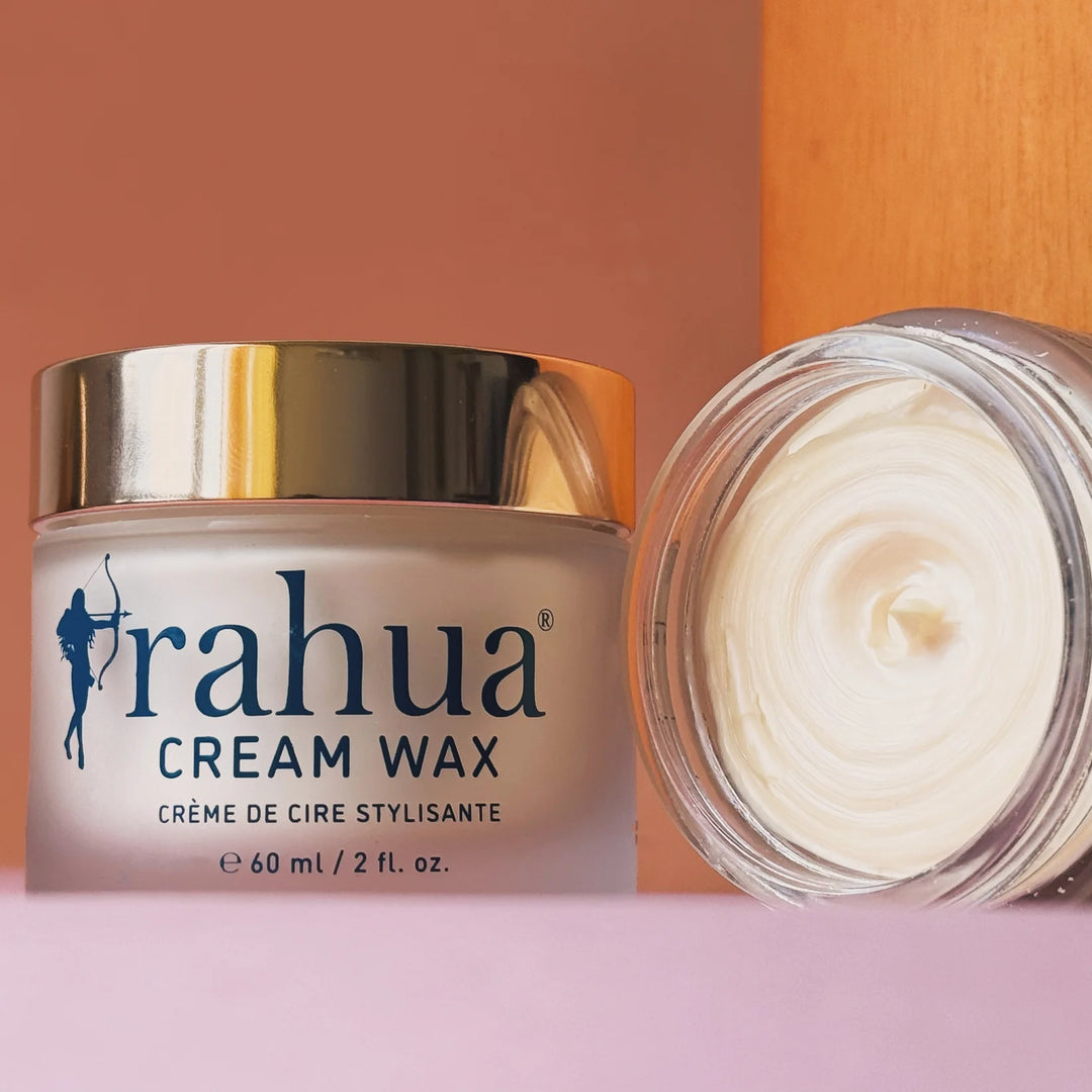 Rahua Cream Wax stehend, daneben geöffnetes Glas liegend.