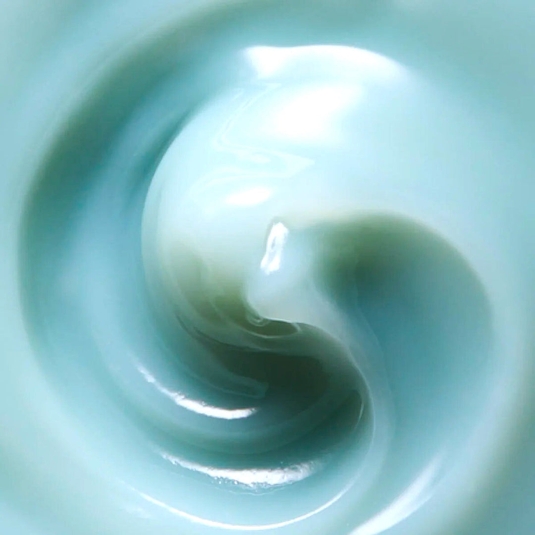 Texturbeispiel Ranavt Lotus Cleansing Balm, hell- blaugrünes Gel in Nahaufnahme. North Glow