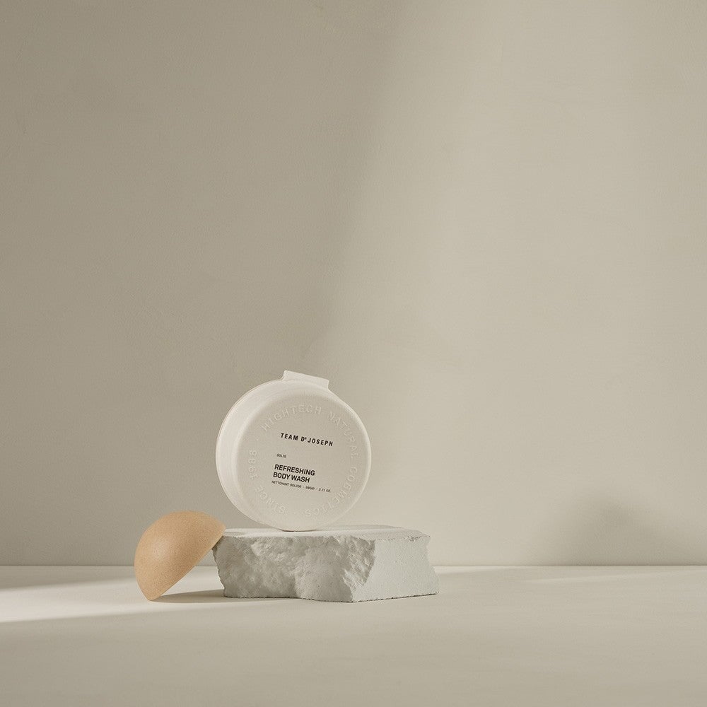 Festes Duschgel in kompostierbarer Verpackung – Team Dr. Joseph Refreshing Body Wash.