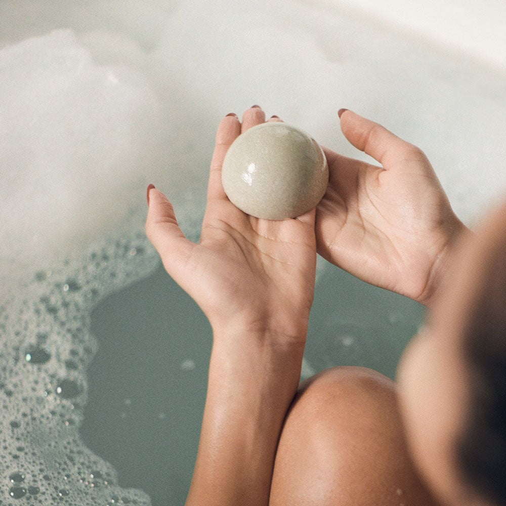 Anwendung des festen Duschgels – cremiger Schaum des Team Dr. Joseph Refreshing Body Wash.