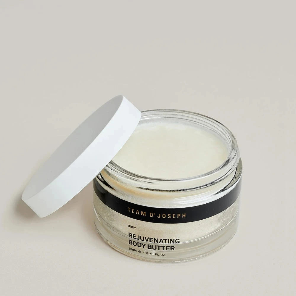 Geöffnete Dose Rejuvenating Körperbutter auf hellem, neutralem Hintergrund