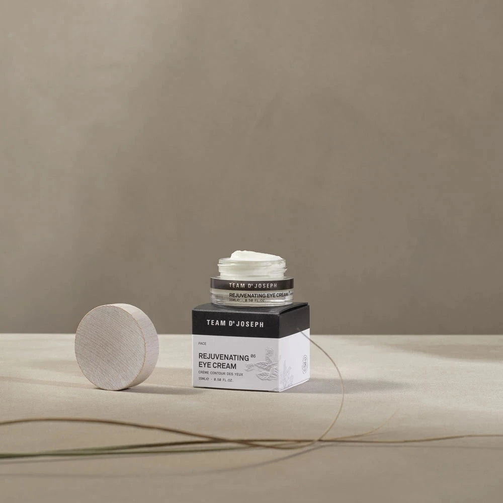 TEAM DR JOSEPH Rejuvenating Eye Cream geöffnet – sichtbare Konsistenz der straffenden Augenpflege