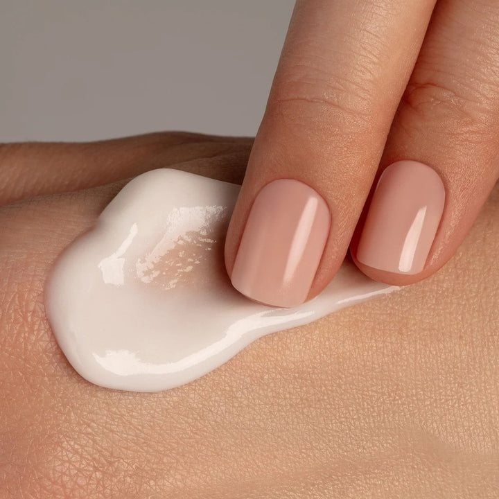 Velvety Textur der Odacité Handcreme – reichhaltig pflegend, ohne fettigen Film auf der Hand aufgetragen