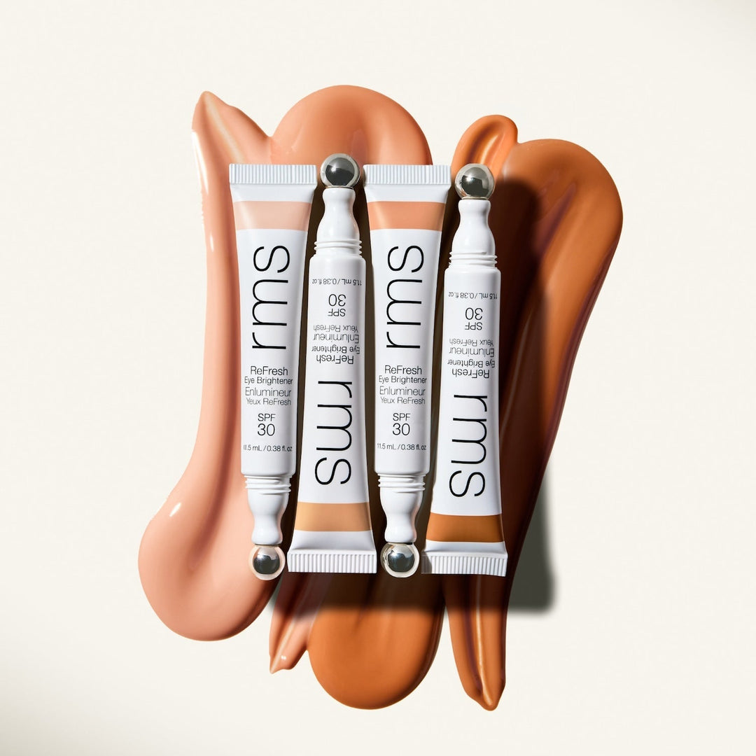 Vier flexible Töne des RMS ReFresh Eye Brightener SPF 30 nebeneinander.