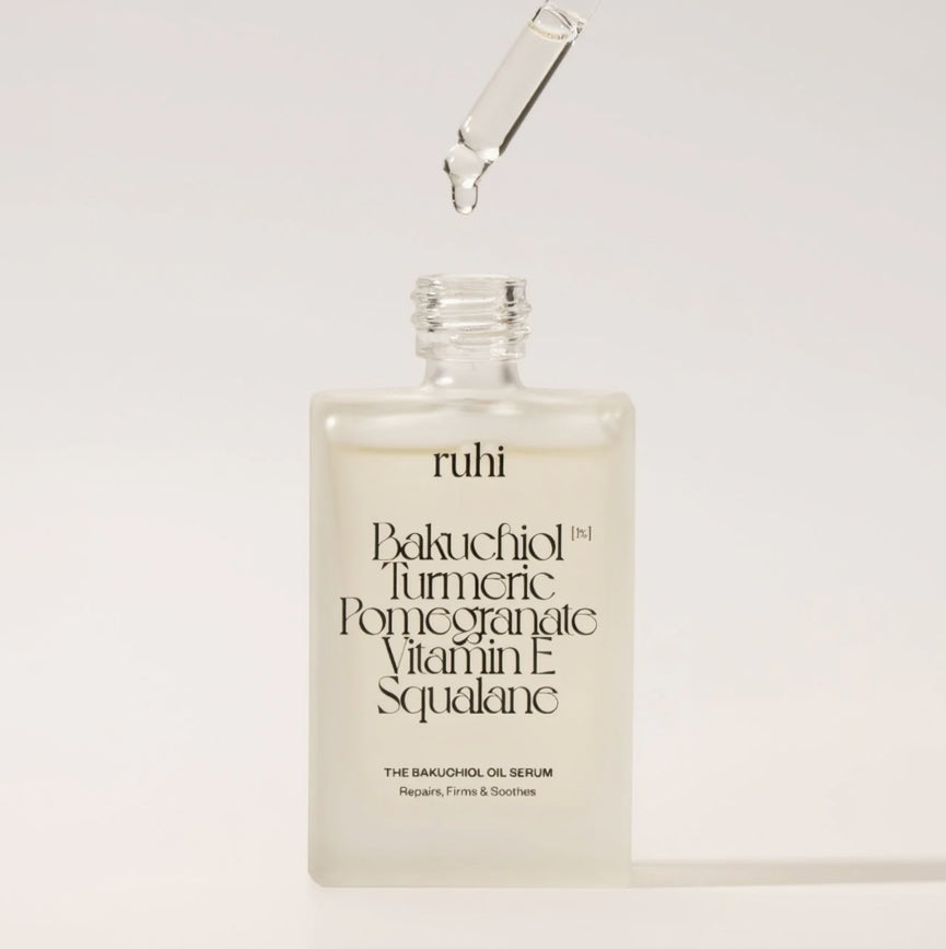 Nahaufnahme des ruhi Bakuchiol Gesichtsserums in der Glasflasche mit einer feinen Pipette.