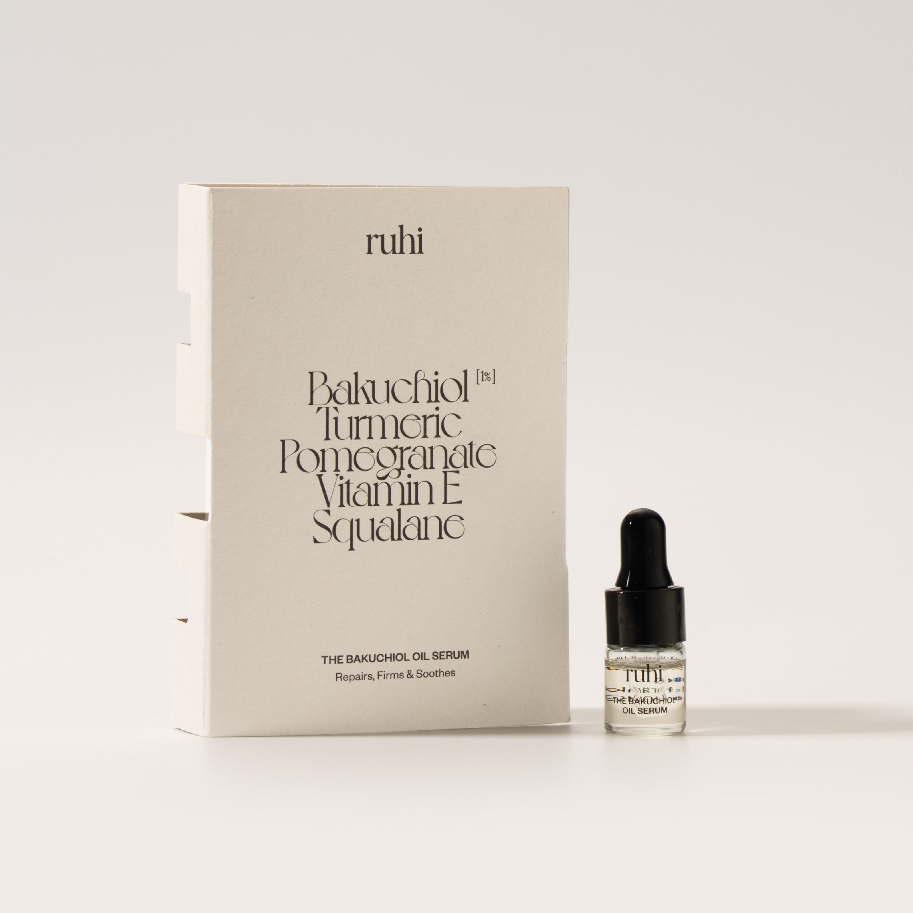 Weiße Produktbox von ruhi neben einer kleinen Ampulle oder Reisegröße (2ml) des Bakuchiol Serums.