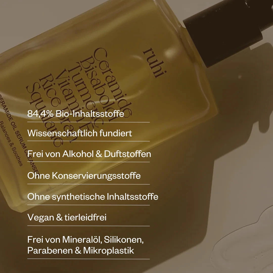 ruhi - The Ceramide Oil Serum Cleanser, Produktinfos mit Flakon im Hintergrund.