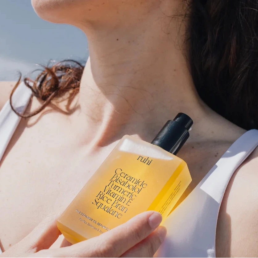 ruhi The Ceramide Oil Serum Cleanser mit natürlichen Inhaltsstoffen.