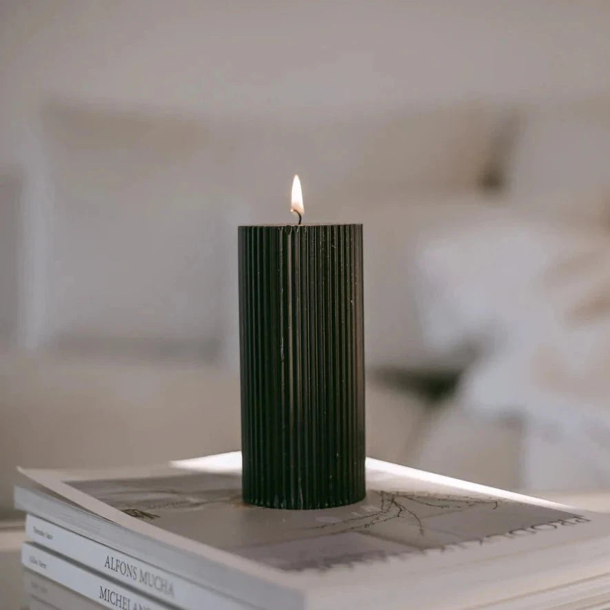 Schwarze Blockkerzen aus Rapwachs mit Rillen - schwarz