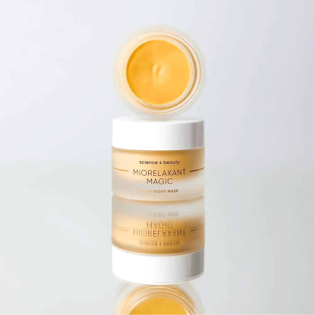 Geöffneter Tiegel der MIORELAXANT MAGIC™ Night Mask Gold – cremige goldene Textur für regenerierte, glatte Haut über Nacht