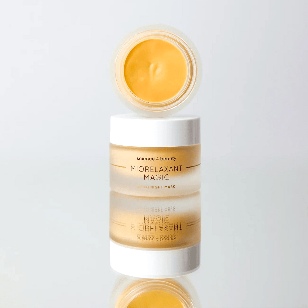 Geöffneter Tiegel der MIORELAXANT MAGIC™ Night Mask Gold – cremige goldene Textur für regenerierte, glatte Haut über Nacht North Glow