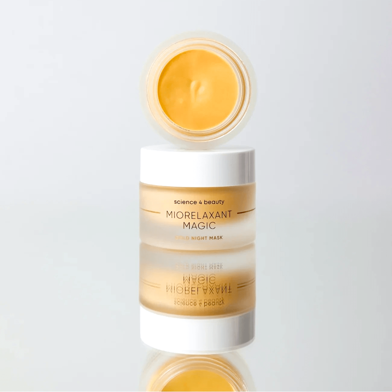 Geöffneter Tiegel der MIORELAXANT MAGIC™ Night Mask Gold – cremige goldene Textur für regenerierte, glatte Haut über Nacht
