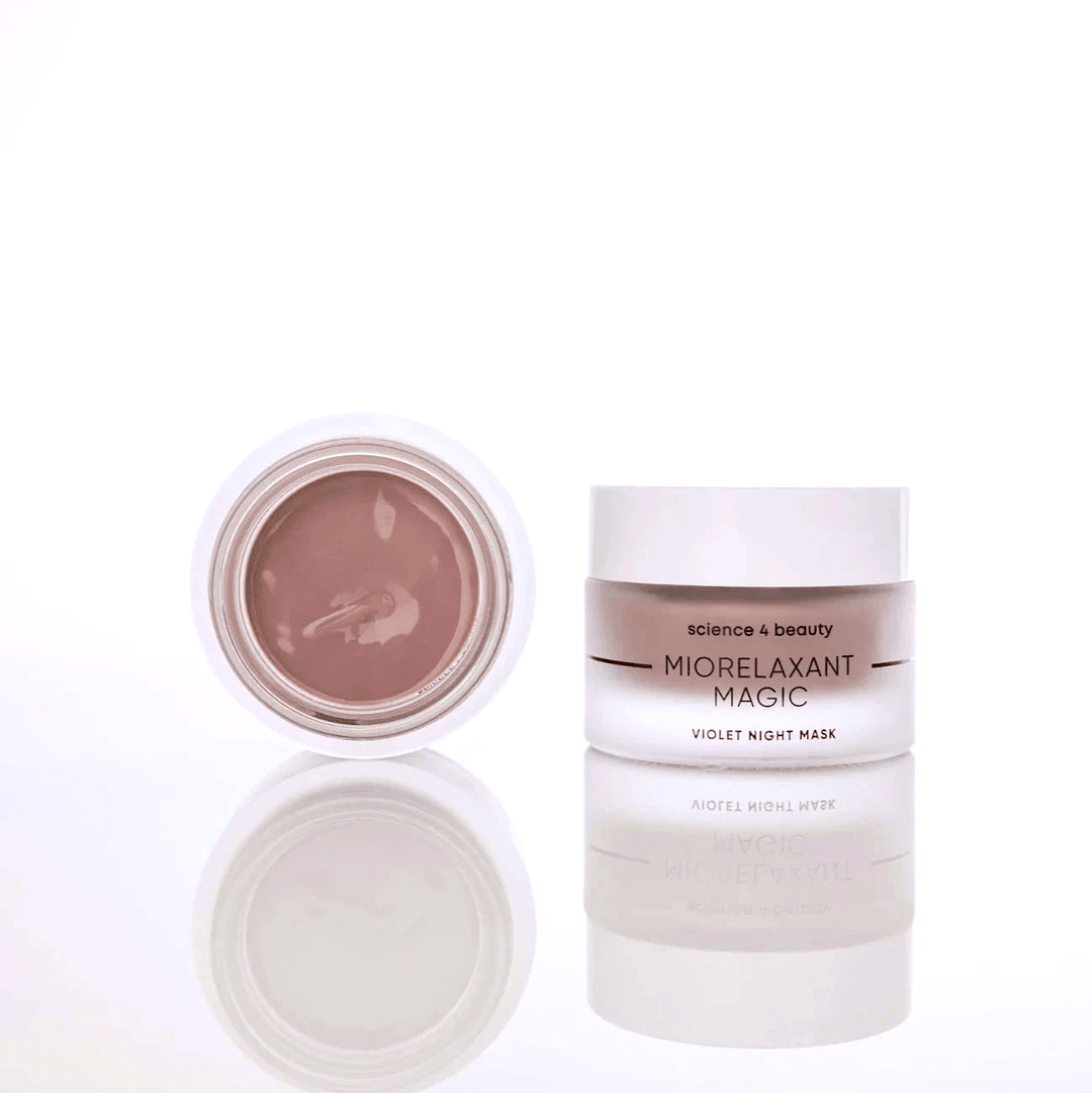Geöffneter Tiegel der MIORELAXANT MAGIC™ Violet Night Mask – cremige violette Textur für regenerierte, glatte Haut über Nacht North Glow