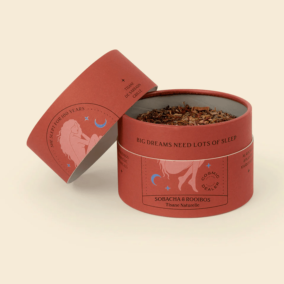 Offene Sobacha & Rooisbos Tee Dose Cosmic Dealer mit angelehntem Deckel.