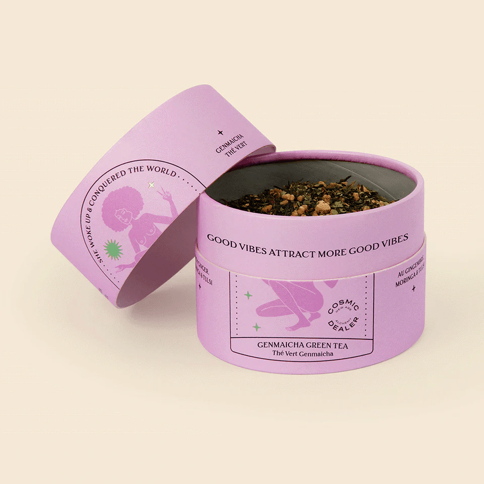 Offene Genmaicha & Green Tea Tee Dose Cosmic Dealer mit angelehntem Deckel.