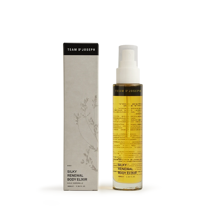 Team Dr Joseph Silky Renewal Body Elixir – elegantes Körperpflegeöl in schlanker Glasflasche mit Pumpspender, neben hochwertiger Umverpackung in Naturtönen, auf hellem Hintergrund.