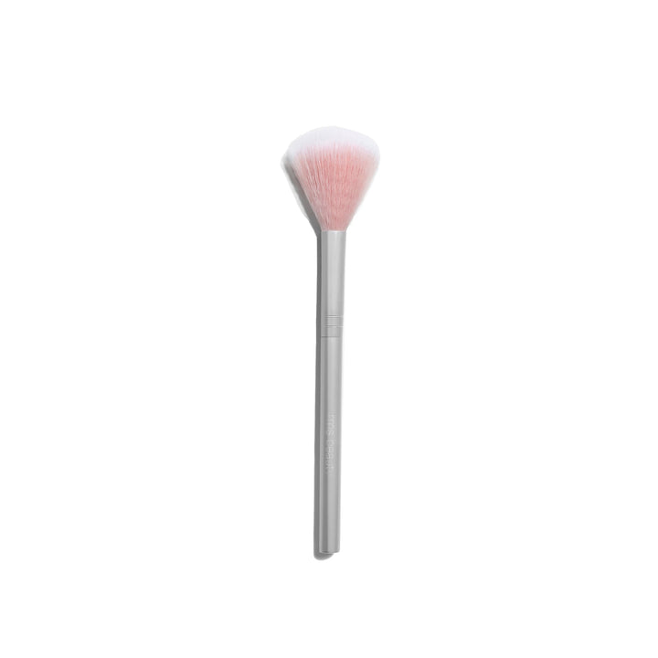 RMS Skin2Skin Classic Fan Brush liegt hochkant auf weißem Untergrund.