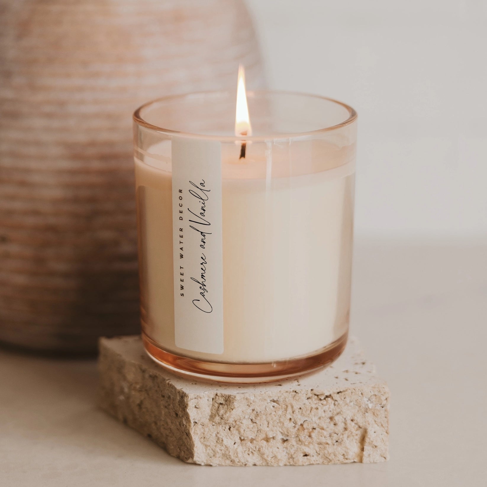 Sweet Water Decor Duftkerze Cashmere and Vanilla im durchsichtigem Glas mit Aufschrift in Schreibschrift.