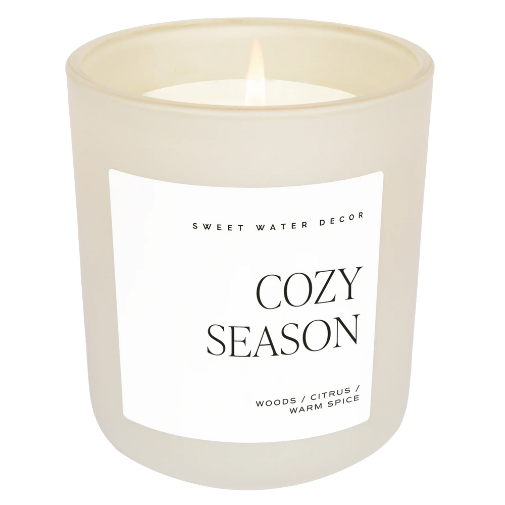 Duftkerze Cozy Season im Milchglas vor transparentem Hintergrund.