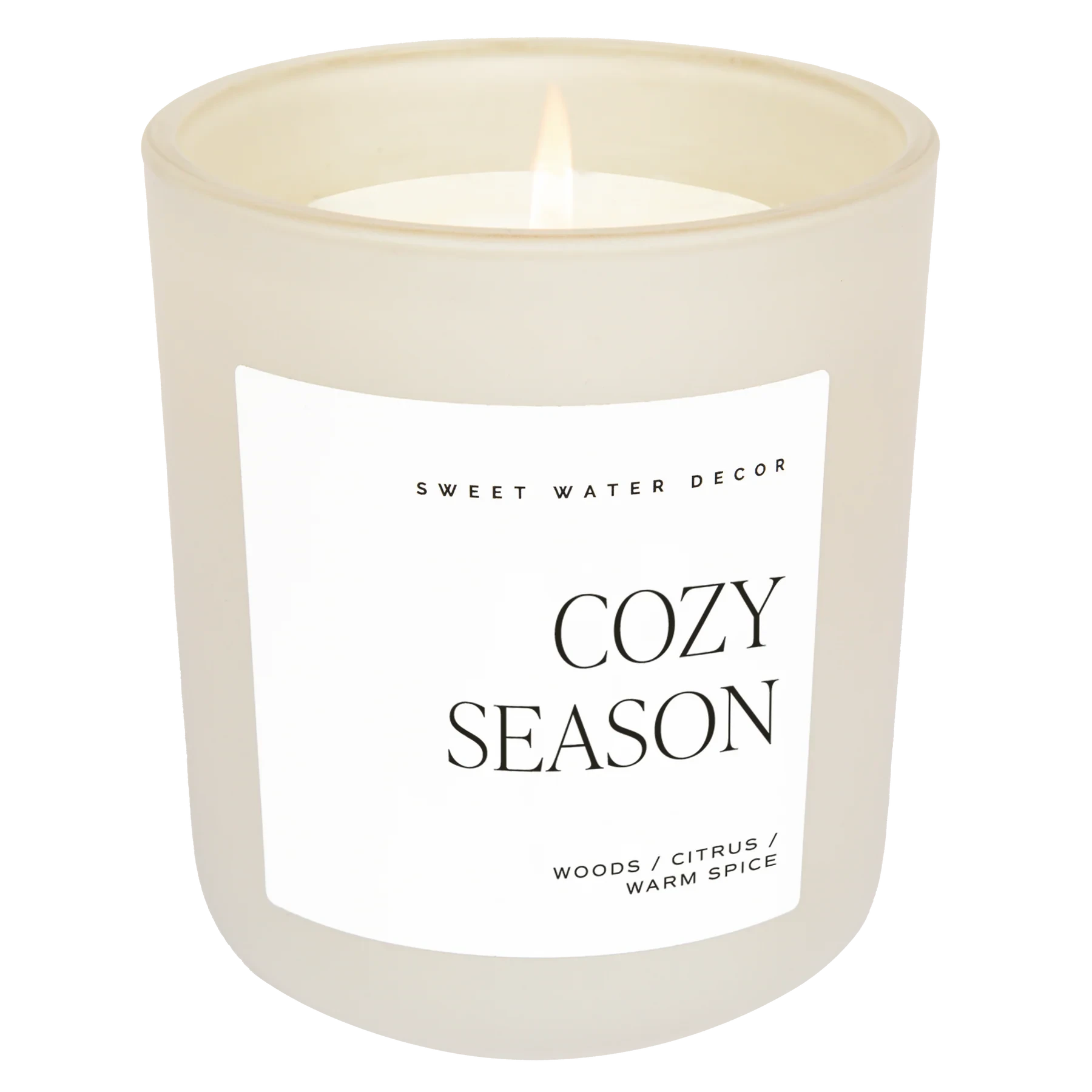 Duftkerze Cozy Season im Milchglas vor transparentem Hintergrund.