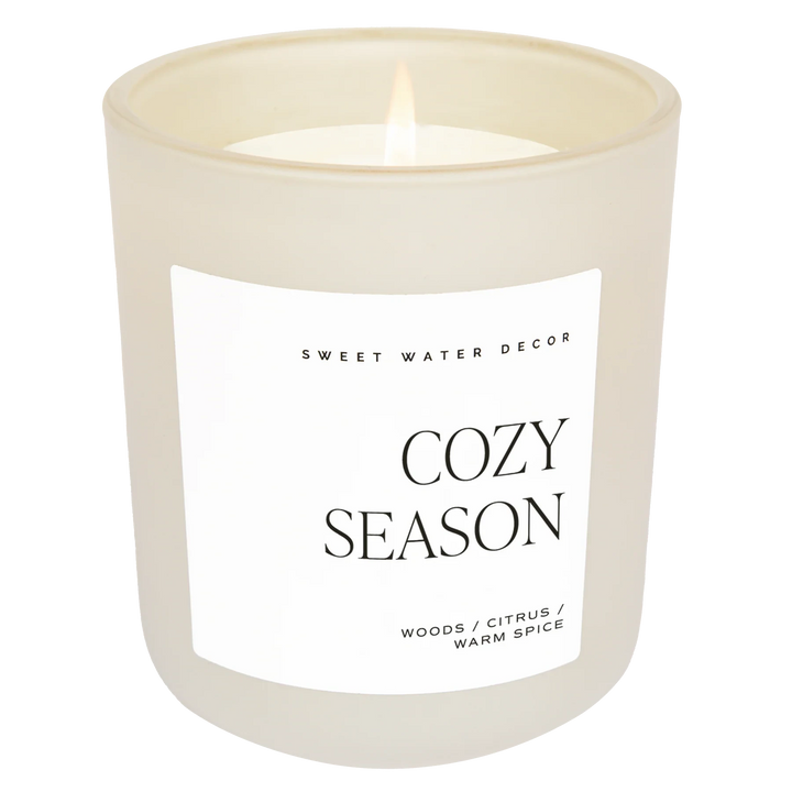 Duftkerze Cozy Season im Milchglas vor transparentem Hintergrund.