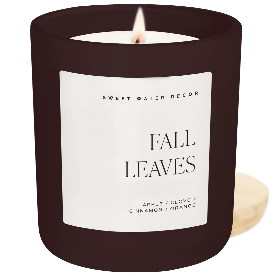  Brennende Sojawachskerze Fall Leaves von Sweet Water Decor vor weißem Hintergrund North Glow