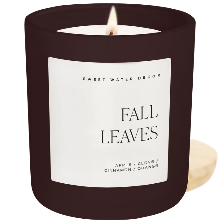  Brennende Sojawachskerze Fall Leaves von Sweet Water Decor vor weißem Hintergrund