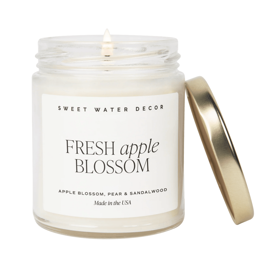 Offenes Duftkerzenglas Fresh Apple Blossom mit angelehntem Metalldeckel.