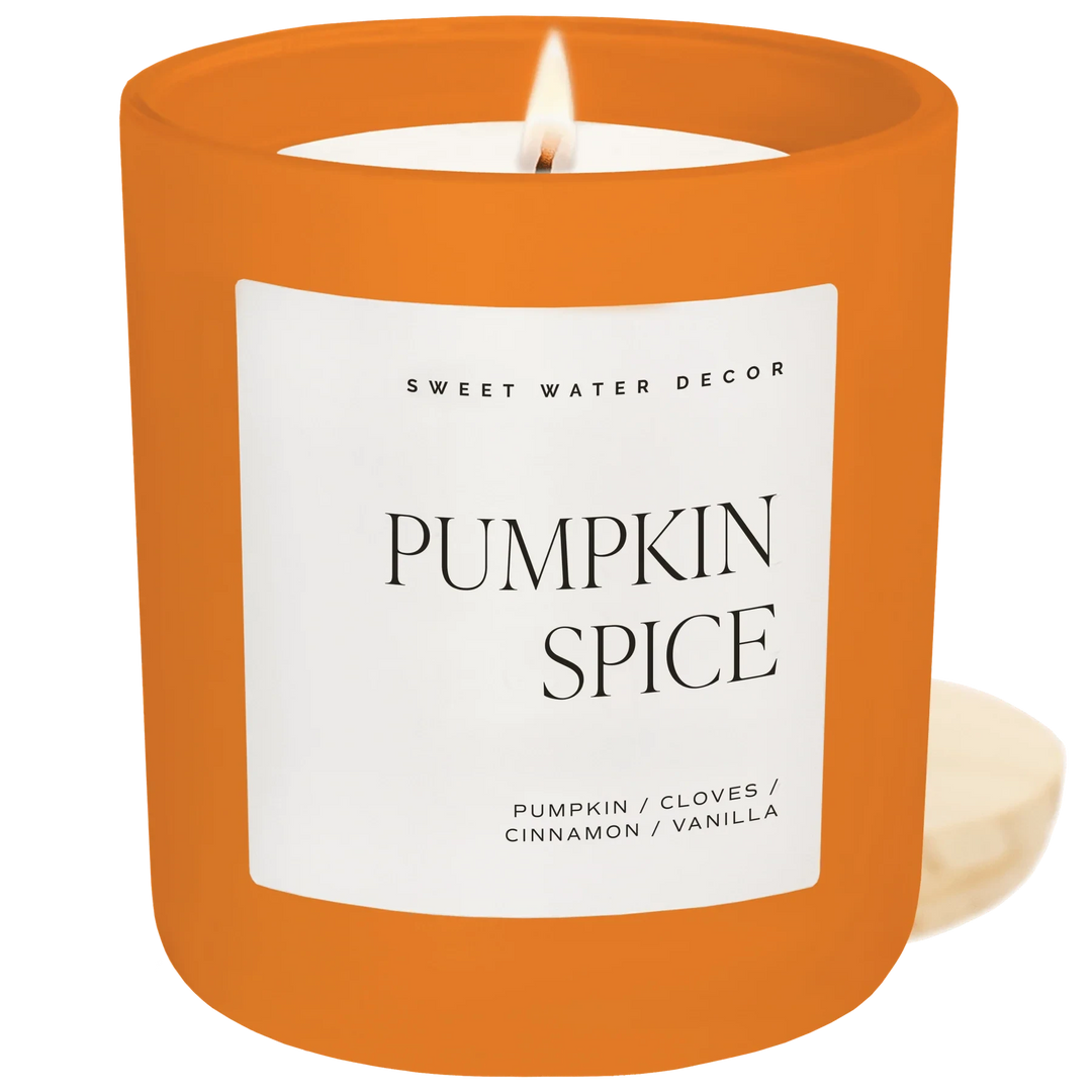 Pumpkin Spice Sojawachskerze von Sweet Water Decor im orangefarbenen Mattglas