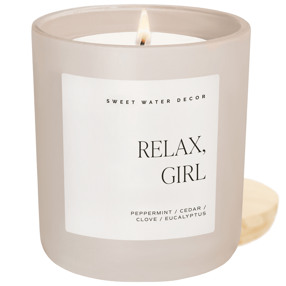 Detailansicht von der Relax Girl Kerze von Sweet Water Decor- ein perfektes Geschenk