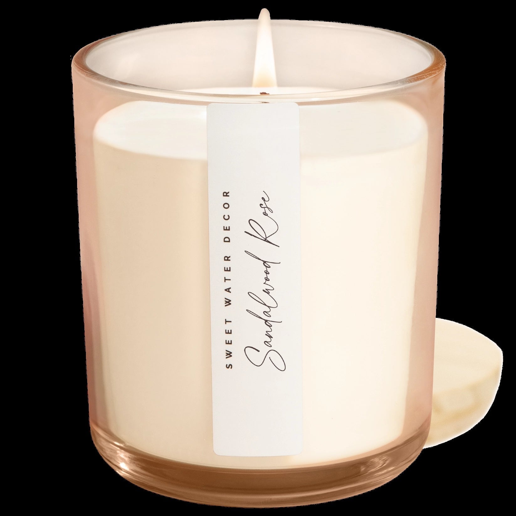 Brennende Sweet Water Decor Duftkerze Sandalwood Rose im durchsichtigem Glas mit Aufschrift in Schreibschrift.